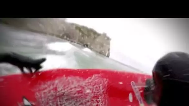 Surf sur les vagues de la plage d&#039;Etretat