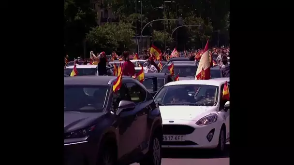 En Espagne, des milliers de personnes manifestent… en voiture