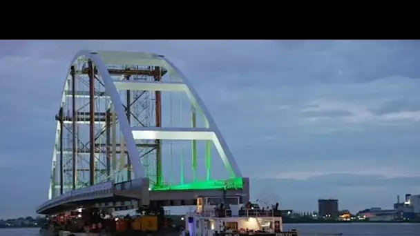 Transport par bateau spectaculaire d'un pont à Rotterdam