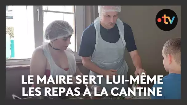 Faute de personnel, le maire sert les repas lui-même à la cantine scolaire