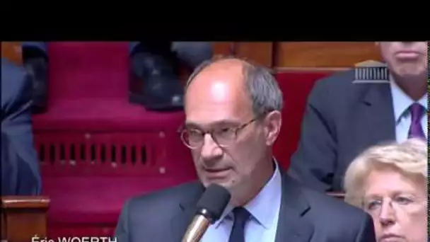 Manuel Valls décerne un prix de l'humour à Eric Woerth