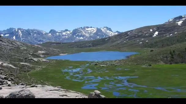 À la découverte du lac de Nino, caché dans les montagnes corses