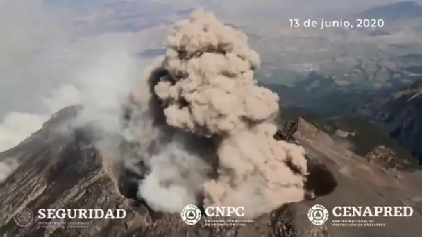 Les images aériennes de Popocatepetl, l'impression volcan mexicain en éruption