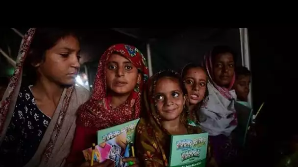 Pakistan : une toile de tente transformée en école pour les victimes des inondations