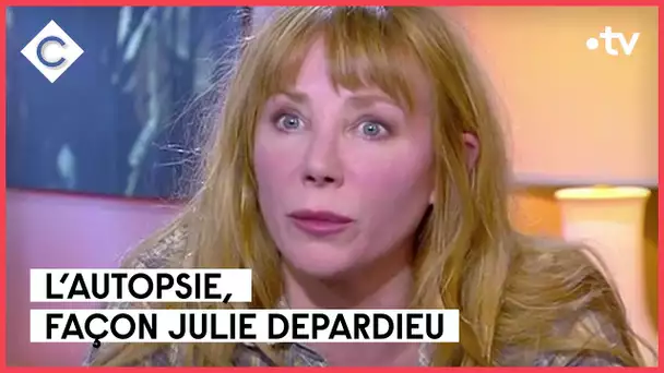 Alexandra Ehle : comment Julie Depardieu découpe les corps ? - C à Vous - 18/02/2022