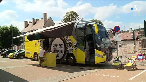 Bourgogne : Le bus de l'emploi sillonne les routes pour recruter des vendangeurs