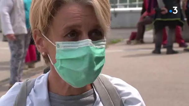 Besançon  : une casserolade au féminin devant l'hôpital