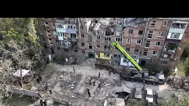 [No Comment] À Mykolaiv en Ukraine suite des recherches après le bombardement d'un immeuble