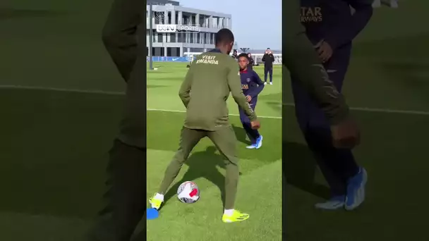 🔴🔵 Quand Dembele et Kolo Muani s'improvisent coachs pour les Titis Parisiens ! #shorts