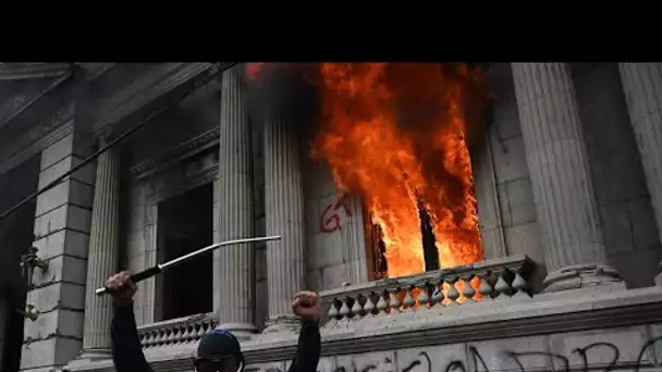 Excédés par de nouvelles coupes budgétaires, des manifestants incendient le Congrès au Guatemala