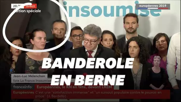 Pendant le discours de Mélenchon, la banderole des insoumis fait grise mine