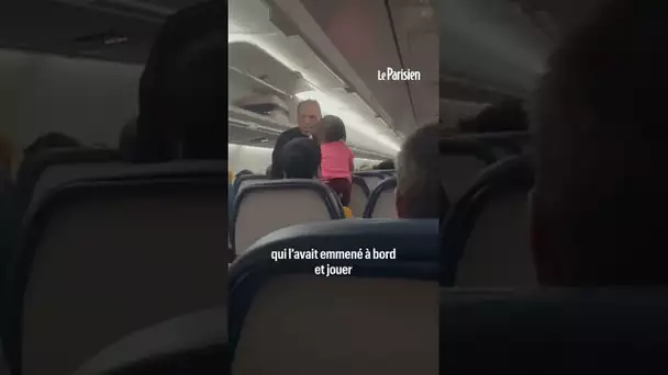 Ce passager d’un avion en retard sort son saxophone et joue des airs de Noël