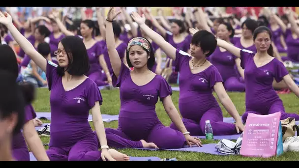 Maux de dos, nausées, sommeil... Les bienfaits du yoga prénatal