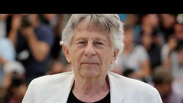 Des affiches anti-Polanski collées sur la façade de l'Académie des César à Paris