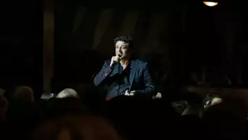 Patrick Bruel : en plein concert, il attaque les opposants à la hache