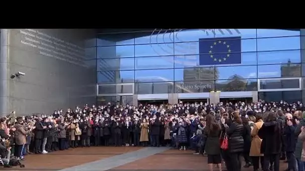 L'émotion des députés européens lors d'une minute de silence en mémoire de David Sassoli