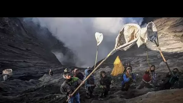 Indonésie : une cérémonie d'offrandes impressionnante sur les pentes d'un volcan fumant