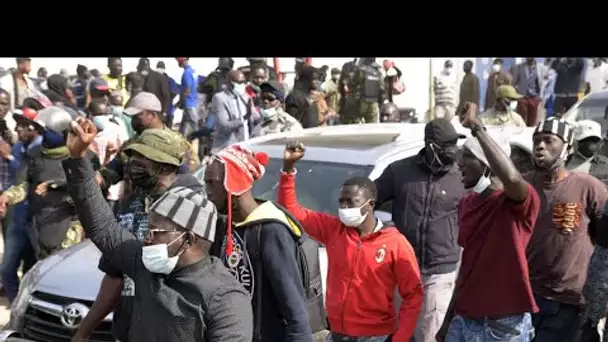 Sénégal : un mort et des médias suspendus après l'arrestation d'Ousmane Sonko