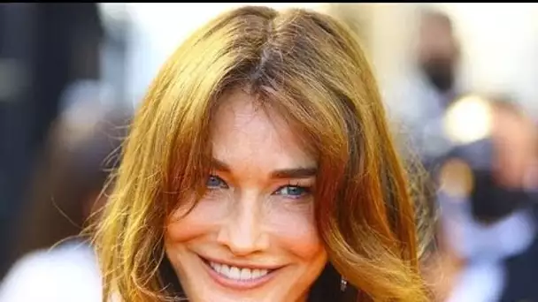 Jambes interminables bronzées et taille de guêpe, Carla Bruni s'affiche bombesque en...