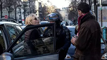 Convois de la liberté : un policier pointe son arme sur un manifestant, la vidéo qui choque les réseaux sociaux