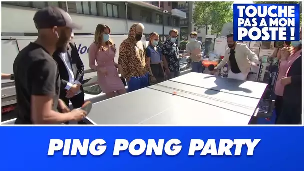 Baba affronte des piétons dans la rue pour un ping-pong !