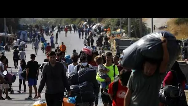 Sur l'île grecque de Lesbos, les migrants évacués vers un nouveau camp "provisoire"