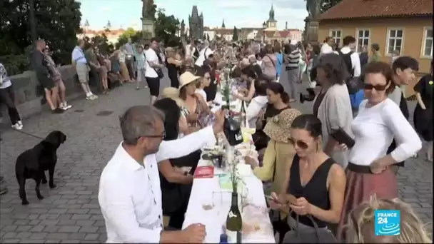 Covid-19 en République Tchèque : banquet géant à Prague pour fêter la fin de la crise