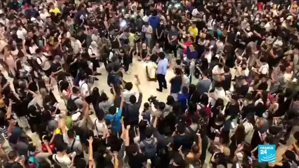 "Gloire à Hong-Kong", le chant que les manifestants scandent dans les centres commerciaux