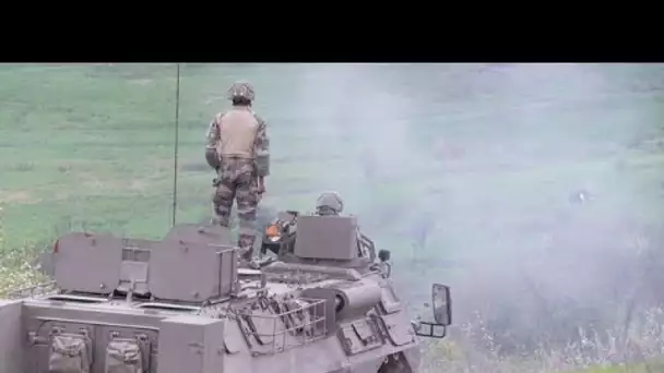 Des soldats français s'entraînent sur un champ de tir en Roumanie