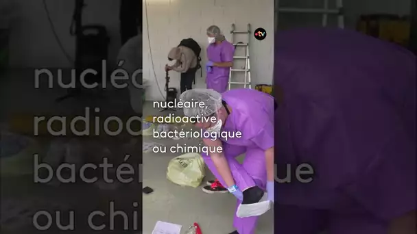 Les soignants en plein exercice de décontamination chimique