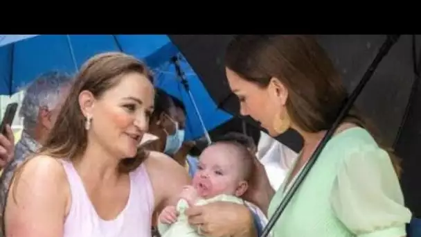 Kate a été aperçue en train de roucouler devant un nouveau-né quelques semaines seulement après une