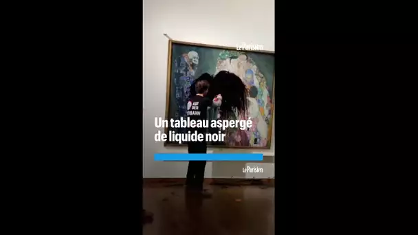 Des militants écologistes aspergent de liquide noir un tableau de Klimt