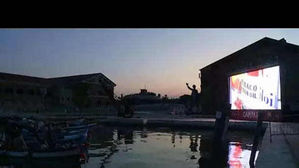 Les vénitiens vont au cinéma... sur l'eau !