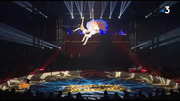 Cirque : numéro d'acrobaties avec sangles aériennes avec "Duo to be free"