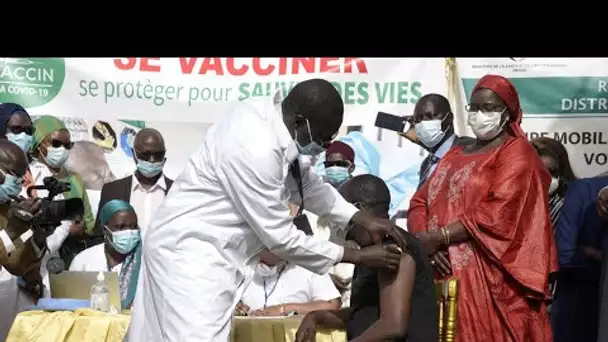 Covid-19 : le Sénégal commence à vacciner et réserve des doses à ses voisins