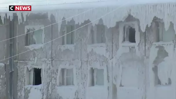 Un immeuble recouvert de glace en Sibérie