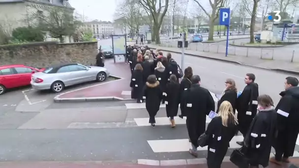 Un cercueil sur les marches du Palais de Justice