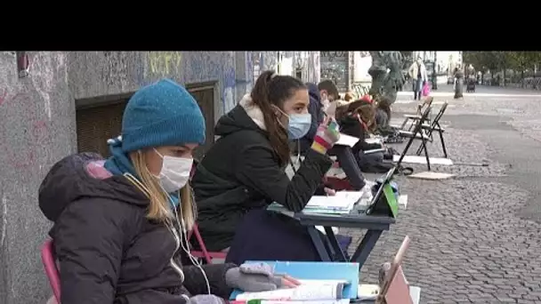 A Turin, des collégiennes manifestent pour retourner en classe