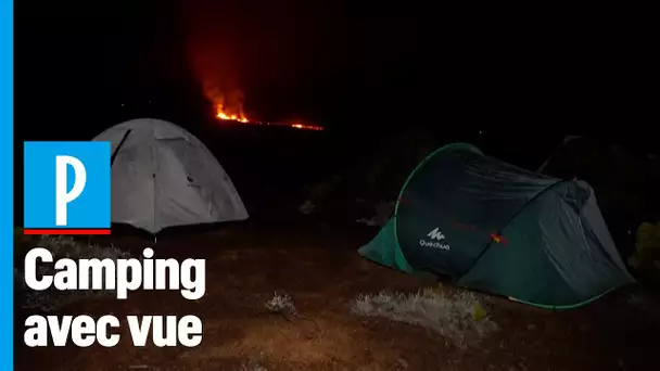 Les Réunionnais font du camping face au piton de la fournaise en éruption