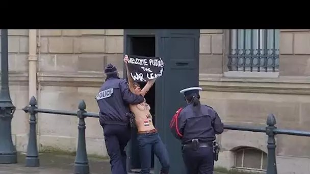 Deux Femen devant l'Elysée contre la venue de Vladimir Poutine à Paris