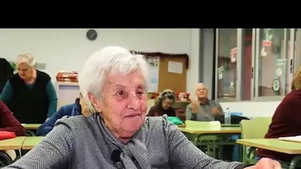 A l'âge de 92 ans, Mari Cruz Alonso étudie encore comme des milliers d'autres adultes en Espagne
