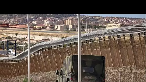 Un migrant franchit la frontière entre le Maroc et l'enclave espagnole de Melilla, en parapente