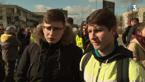 Enseignant suspendu à Dole : ses collègues manifestent