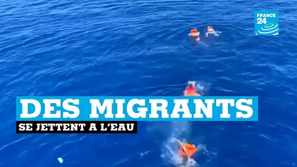 Le navire Open Arms toujours bloqué en mer, des migrants se jettent à l'eau