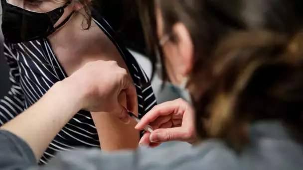 Covid : une petite fille vaccinée au Moderna