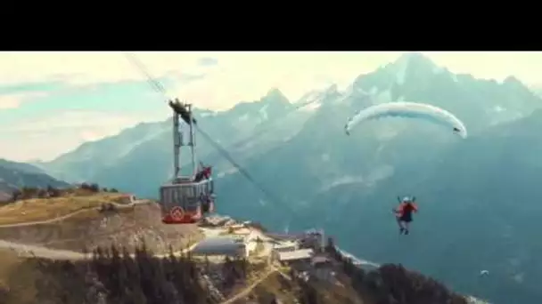 Il entre dans une cabine de téléphérique en plein ciel