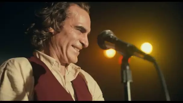 Le "Joker" de Joaquin Phoenix se dévoile dans une première bande annonce