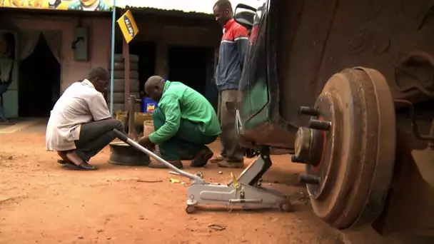 Au Cameroun, pour conduire, il faut être un roi de la glisse !