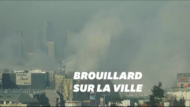 À Varsovie, un tuyau d'eau éclaté a recouvert la ville d'un brouillard épais