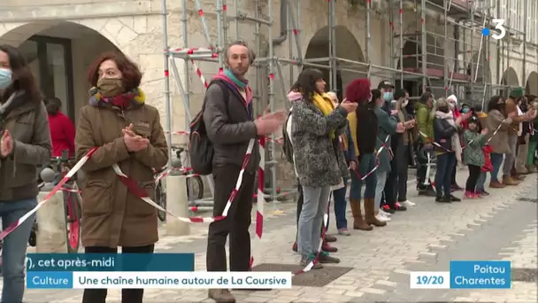 Une chaîne humaine autour du théâtre de La Coursive à La Rochelle pour soutenir la culture